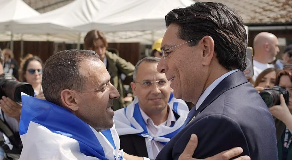 In Auschwitz, Freed Hostage Eli Sharabi Declares : “The Jewish People Will Exist Forever!”