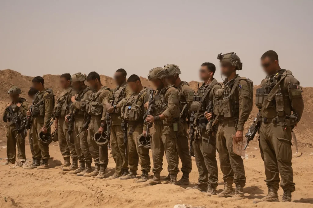 On the Front Lines, Soldiers Pause to Honor Israel’s Fallen