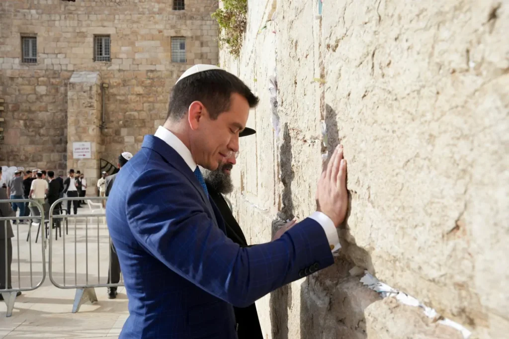President of Ecuador Prays at the Western Wall and Declares, “We Stand with Israel”
