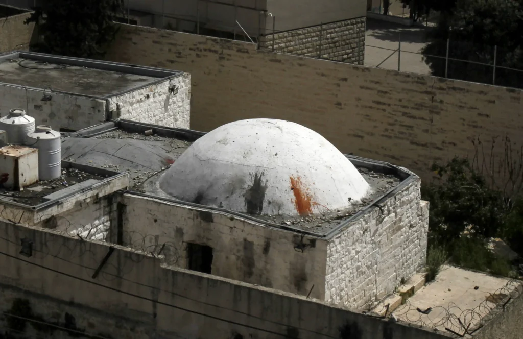 At Joseph’s Tomb in Nablus, Bereaved Families Call to “Finish the War with Victory”