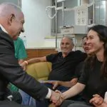 חילוץ החטופים: רגעים של אחדות ושמחה בקרב העם