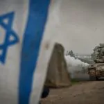 דגל ישראל ענק מתנופף בנתיב העשרה: זיכרון, תקווה וסמל לאומי