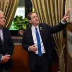 השחקן מייקל דאגלס: "שמחים להיות כאן לתמוך בישראל"