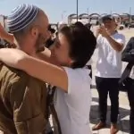 הפתעה מרגשת: חייל בודד פוגש את אמו בכותל