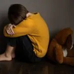 מחאה בלב פריז: דורשים צדק לילדה שנאנסה באכזריות