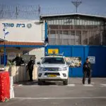 הצלחה במאבק בהברחות לבתי הכלא: נחשפה רשת הברחת כרטיסי טלפון ואמצעי לחימה