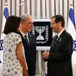 שגרירי יפן, איטליה ופרו הנכנסים: ענדו את הסיכה הצהובה הקוראת להחזרת החטופים
