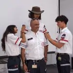 חלק מההתנדבות: שלושת ילדי משפחת בר העניקו דרגת כתף לאביהם