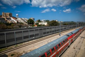 חיוך מקרי ברכבת: הרגע שבו האנושיות ניצחה את השגרה