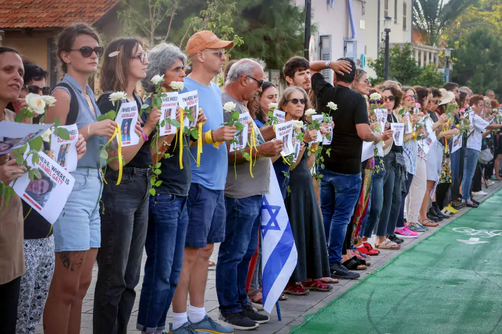 חטופים