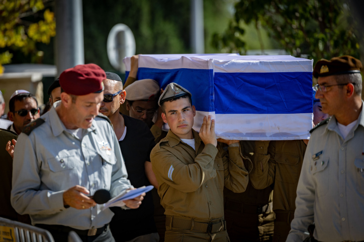 מסע הלוויה של החיילת נועה מרציאנו, שנהרגה בשבי חמאס | צילום: יונתן סינדל/פלאש90