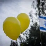 מאות בכנס חירום בניר עוז הקורא לעסקת חטופים