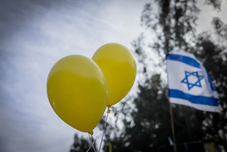 חטופים