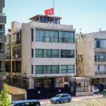 השגרירות הטורקית בישראל הורידה את הדגל לחצי התורן כמחווה להנייה