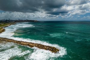 חמאס שיגר רקטות למרכז: אחת נפלה בים והשנייה בעזה