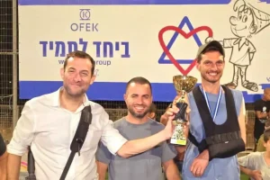 גיבור מקומי מעניק גביע בגמר ליגת הכדורגל בשומרון