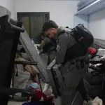 משטרת ישראל פשטה על בית המחבל מערערה בנגב בעקבות פיגוע הדקירה בשער שכם