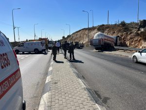 פיגוע דריסה בצומת גבעת אסף: הולך רגל נפצע אנושות, המחבל נוטרל