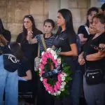 מחבקים את המשפחות: אלפים מלווים למנוחות את החטופים שנרצחו