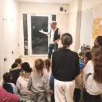 האור שמחבר: מה קורה כששכנים מתאספים סביב נרות החנוכה?