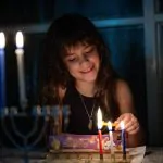 מחקר של ה-JPPI קובע: רוב היהודים בארה"ב מדליקים נרות חנוכה
