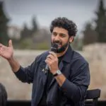 הזמר המוכר התלהב: זה מה שקרה לספסלים בפתח תקווה