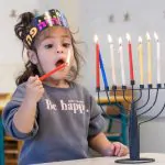 כתר הנר עוד מככב: כך נראו ילדי הגן במסיבת חנוכה באמצע המאה הקודמת