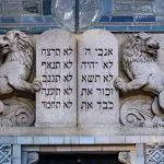 לוח עשרת הדיברות העתיק נמכר במעל 5 מיליון דולר – וייתרם למוסד ישראלי