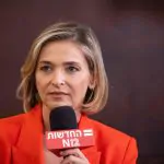 צפו: דנה ויס מתרגשת ופורצת בבכי בדיווח על החטופים