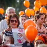 הארץ נצבעה בכתום: נערכים לטקס הלוויה של שירי, אריאל וכפיר ביבס ז׳׳ל