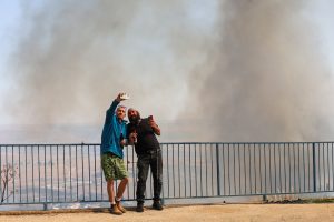 הירוקה, הוורודה והכחולה משלבות ידיים כדי להקל על הסטוריז