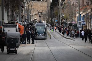 ניידות משטרה על פסי הרכבת הקלה בירושלים? ההנחיה החדשה