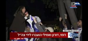 שמחה בשידור: הכתבת עלתה על כתפיו של חבר של החטופה