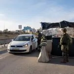 שני פלסטינים נעצרו עם M-16 מוסלק בתא מנוע | תיעוד