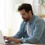יותר ישראלים בוחרים לעבוד כשכירים ועצמאיים במקביל