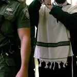 התחזה ליהודי, לבש ציצית ופרץ לבית כנסת – כך הוא נתפס