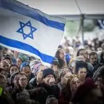 האב השכול במסר מחזק מתוך מסע ההלוויה: "הניפו שלטי תקווה"