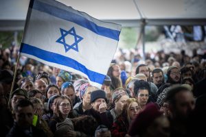 האב השכול במסר מחזק מתוך מסע ההלוויה: "הניפו שלטי תקווה"