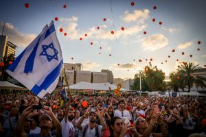 ברקע תמיכה בתקשורת העולמית: משפחת ביבס מסרבת לאבד את התקווה