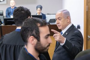 העדות הופסקה עקב כאב בעין – רופא הגיע לטפל בנתניהו