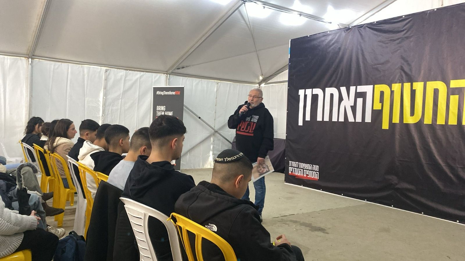 תעודות בכיכר החטופים