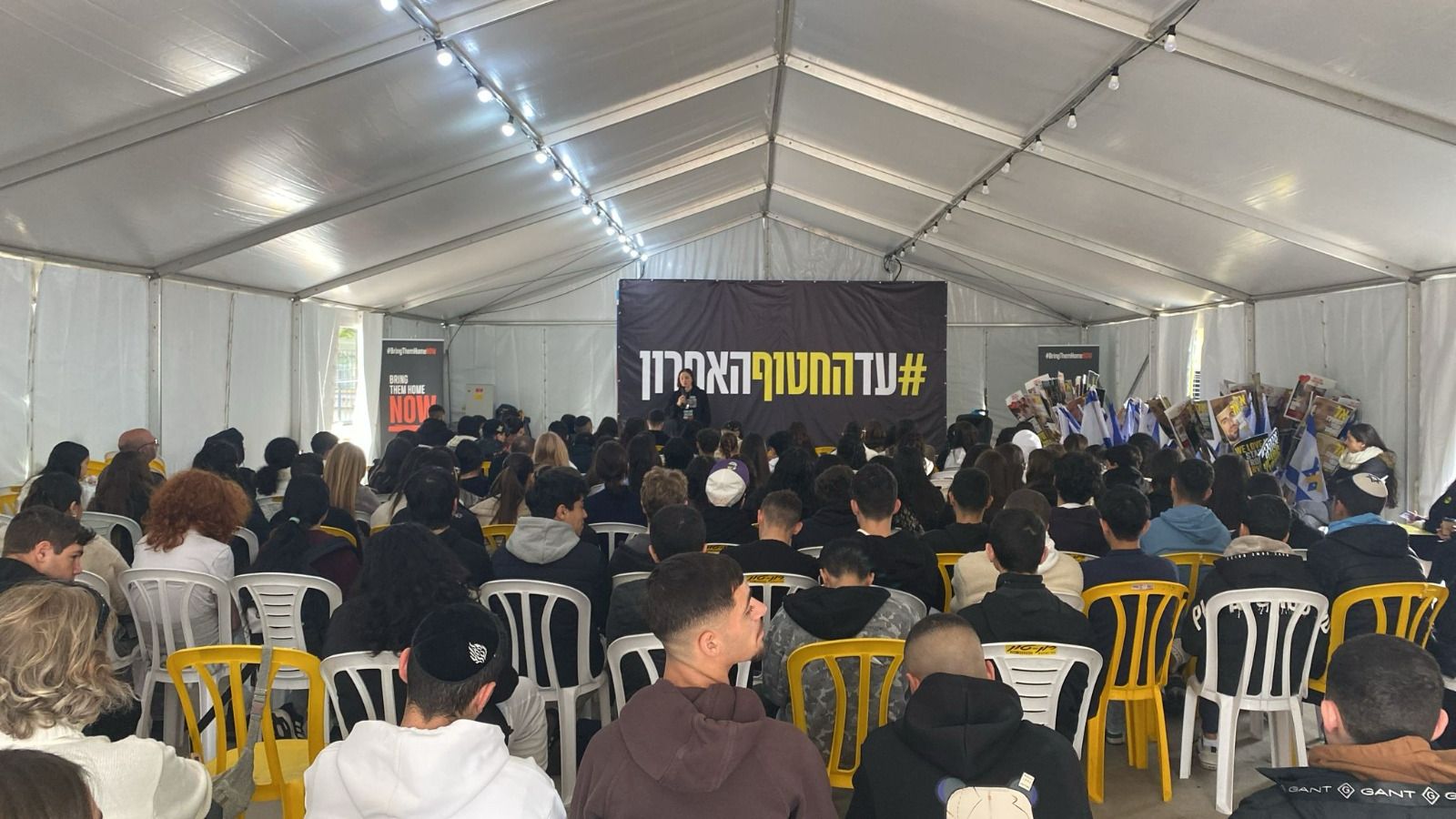 תעודות בכיכר החטופים