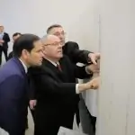 יו״ר יד ושם הציג למזכיר המדינה האמריקני את שמות בני משפחתו של השר שנספו בשואה