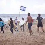 מייצג מרגש לשחרור החטופים על שפת הים התיכון