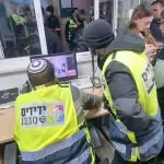 טבעת האירוסין נתקעה באצבע של בת הזוג – כך זה נגמר