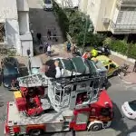 דרמה ברמת גן: אדם כבד משקל חולץ מביתו באמצעות מנוף | תיעוד