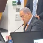 כהזדהות עם משפחת ביבס – נתניהו החליף את עניבתו לצבע כתום