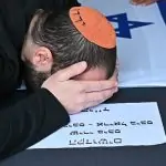 לצד הפרחים שהונחו על קברם של בני משפחת ביבס, הונחו גם בובות דובי – וציור אחד