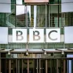 מהפכה בתקשורת הבריטית: הערוץ הימני ניצח את ה-BBC
