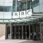 המגיש הבכיר שפוטר מה-BBC – והקשר לישראל: "הוא חייב ללכת"